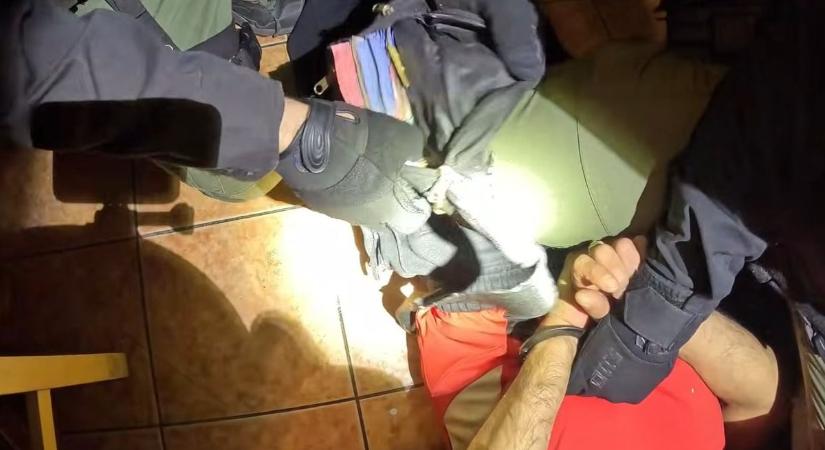 Kommandósok törték rá az ajtót az egri házaspárra, videón az akció