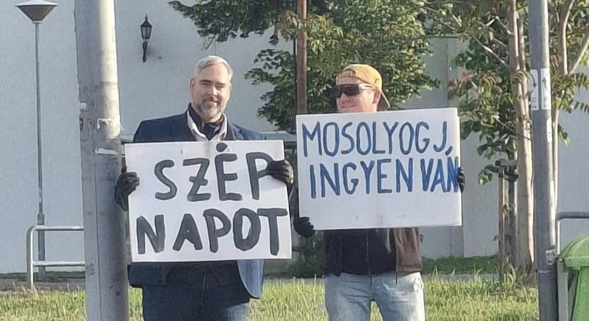„Szép napot” – újrahasznosított választási plakátokkal állt ki az utcára Óbuda polgármestere