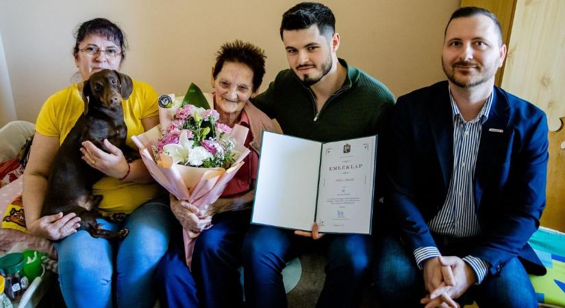 Születésnapra gyűltek össze a debreceni Róza néninél, kerek évszámot ünnepeltek