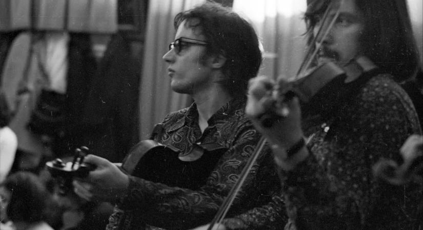 Sebő Ferenc lába nyoma ott van minden tánc után a csűrben, a deszkán