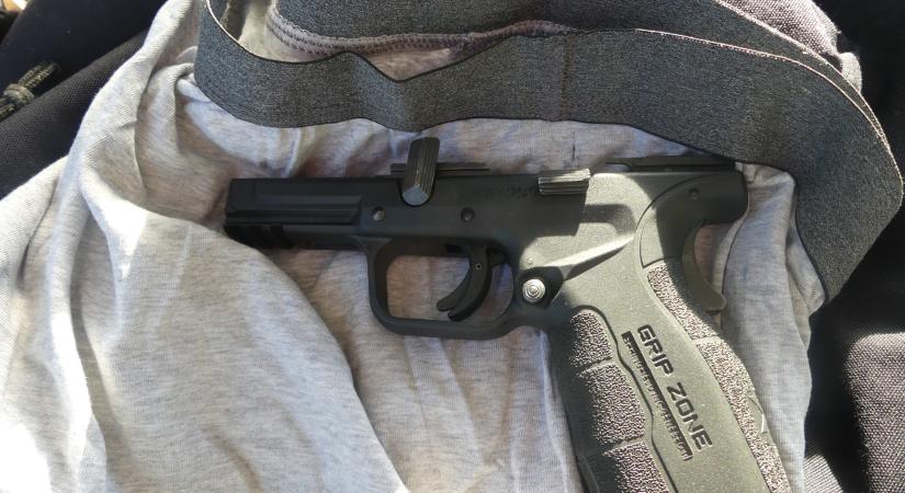 Pisztollyal érkezett Röszkére egy török férfi