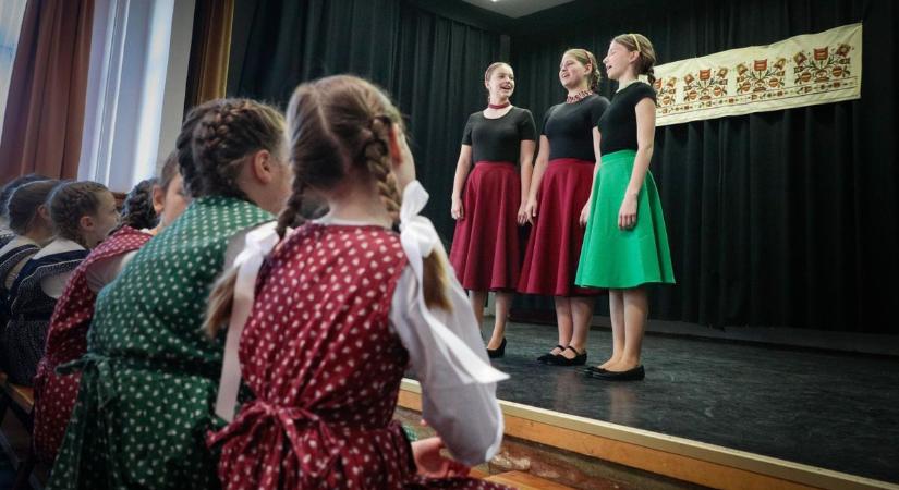 Népzenei verseny: Élettel, dallal, hittel töltötték meg a művelődési házat