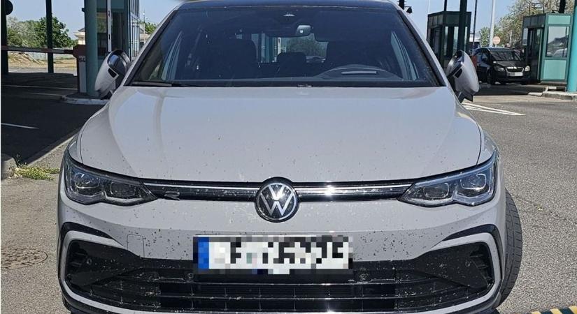 Hiába próbálkozott, a rendőrök azonnal kiszúrták a körözött autót