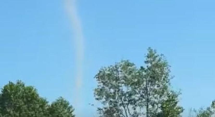Mini tornádó csapott le Kistelek közelében, videóra vették a döbbenetes jelenséget