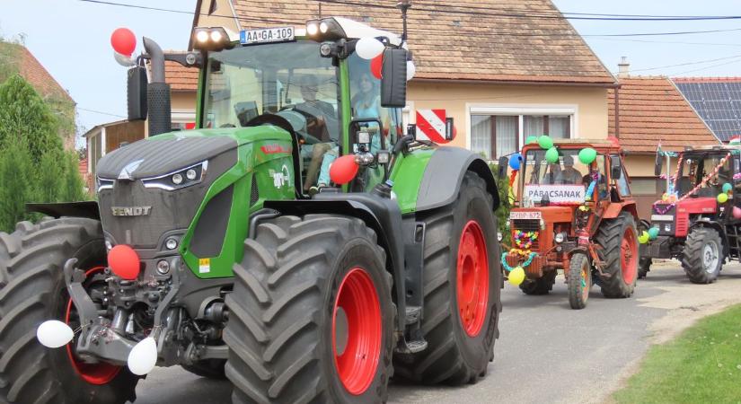 Színes, hangos traktoros felvonulással vettek búcsút a várostól a Csukás végzősei - fotók, videó