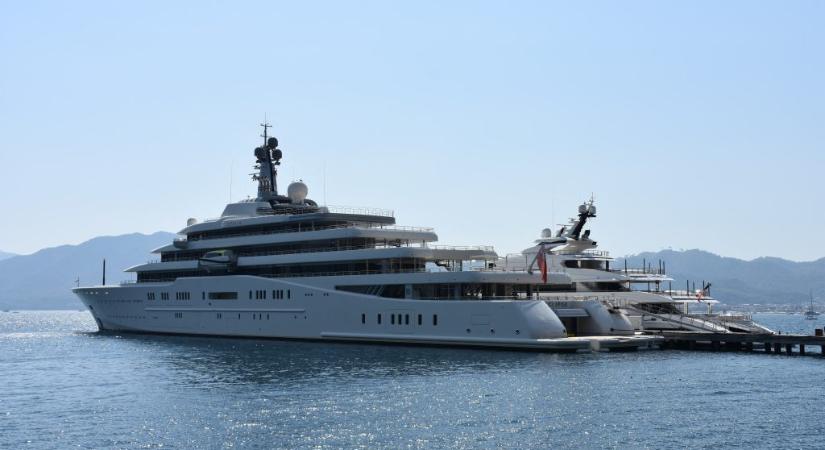 Egy orosz oligarcha jachtja a blokád ellenére áthajózott a Hormuzi-szoroson