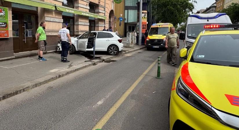 Kitört a pánik a Corvinnál: kávézóba csapódott egy autó, fejvesztve menekültek a vendégek – fotó