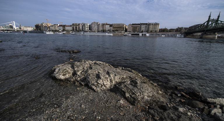 Előbukkant az Ínség-szikla a Gellért-hegynél