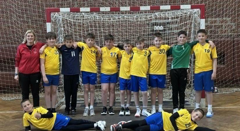 Az országos elődöntőig “meneteltek” a körzetis kézis fiúk