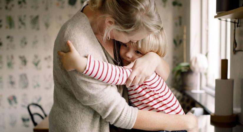 Megható elismerést kapott a Borostyánvirág Alapítvány egykori lakójától