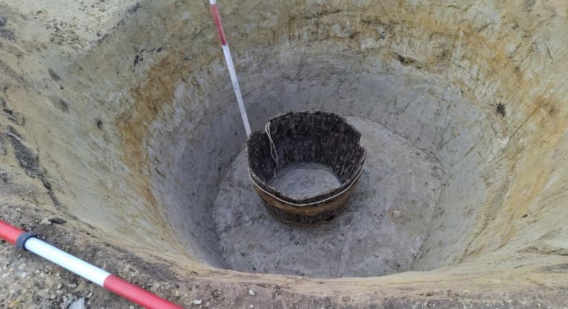 Árpád-kori kutat tártak fel az M1-es autópályán - fotók