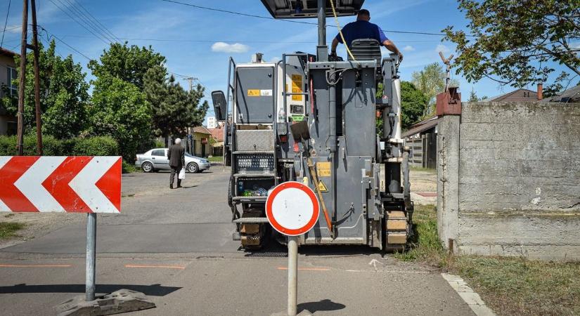Autósok, figyelem! Ebbe a gyöngyösi utcába már senki sem kanyarodhat be!