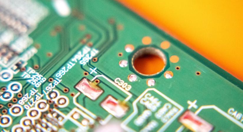 Iráni találat ért egy fontos létesítményt – Masszív drágulás jön mindennél, ami nyomtatott áramköri lapot alkalmaz?