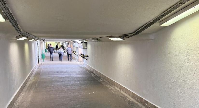 Kitakarították és kifestették a győri vasúti aluljárót