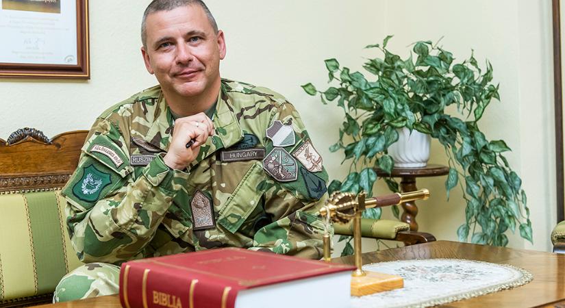 Ruszin-Szendi Romulusz kivezényli a hadsereget a Kossuth térre (videó!)