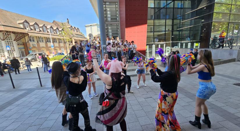 Bolondballagók lepték el Debrecen utcáit