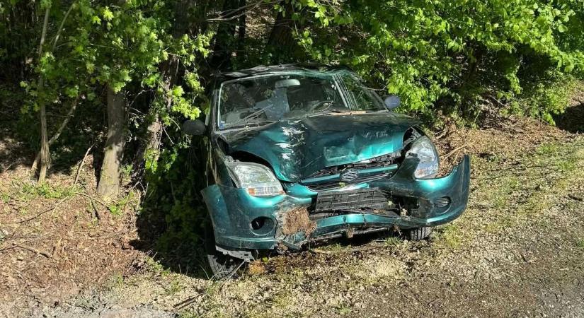 Súlyos baleset hétfőn Nyirádnál – a sofőr és gyermeke is kórházba került (helyszíni fotók)