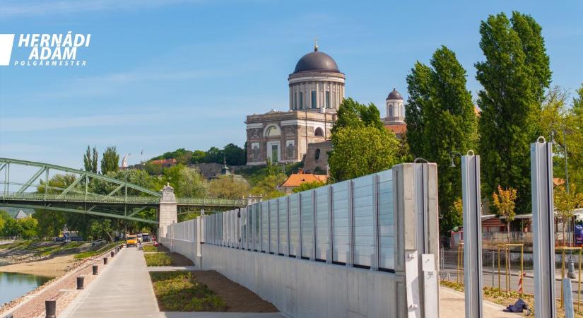 Látványos szakaszához érkezett az esztergomi mobilgát fotók