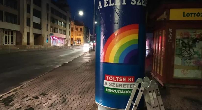 EJEB: A magyar állam megsértette a pécsi aktivisták jogait, amikor a nemzeti konzultációk átragasztása miatt házkutatást tartottak náluk