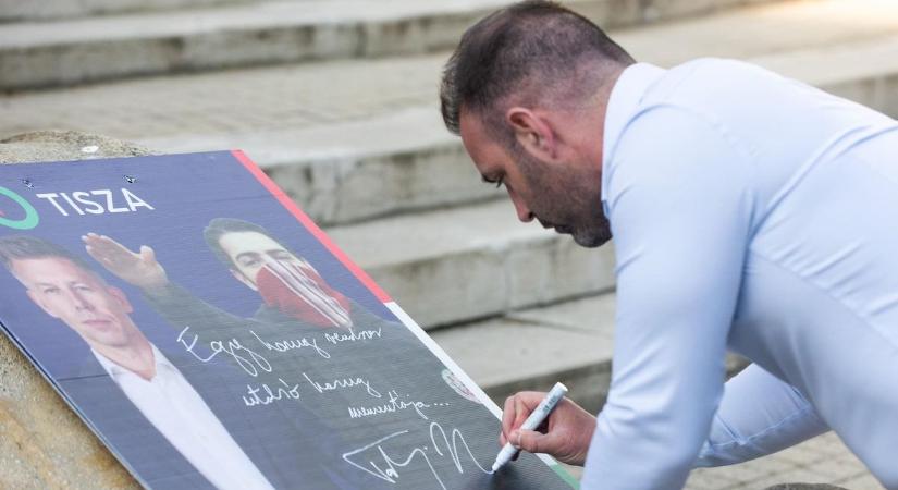 Napi szürreál: elárverezi a karlendítős plakátját Magyar Péter sajtófőnöke