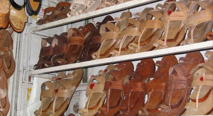 Több százezer forintos luxusszandálokkal vezekel a Prada tavalyi baklövéséért