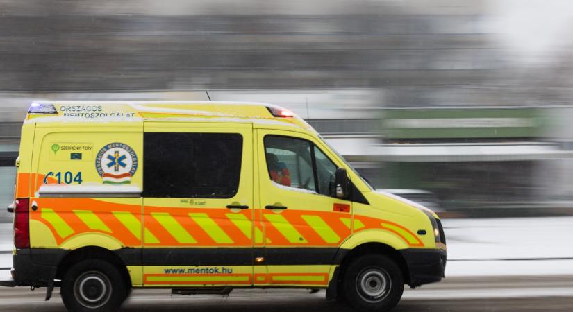 Hajmeresztő baleset – Autó hajtott egy kávézóba a Corvinnál