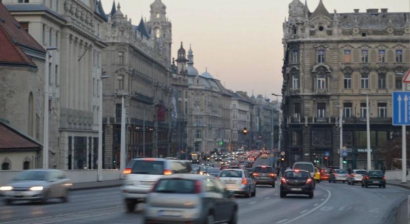 A magyarok többsége csak használt autót engedhet meg magának, de arra családtagként tekint
