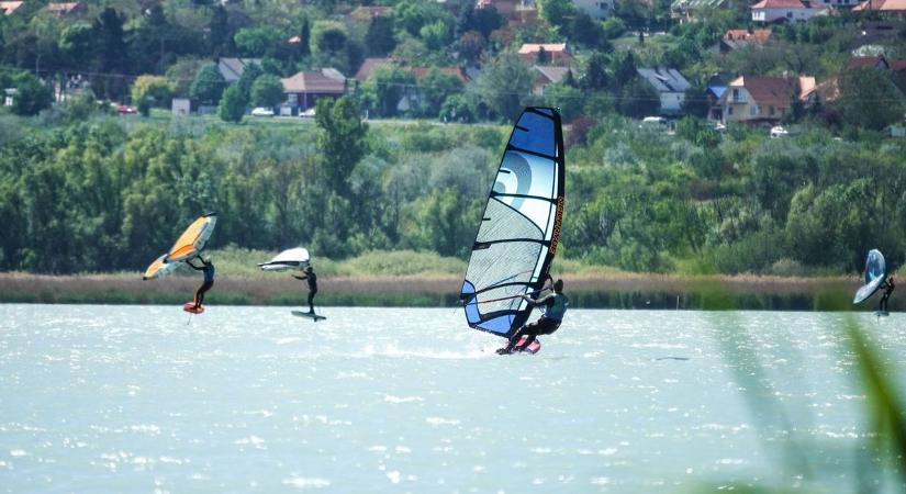 Szél, napfény, élet: berobbant a kite- és szörfszezon a Balatonon (galéria)
