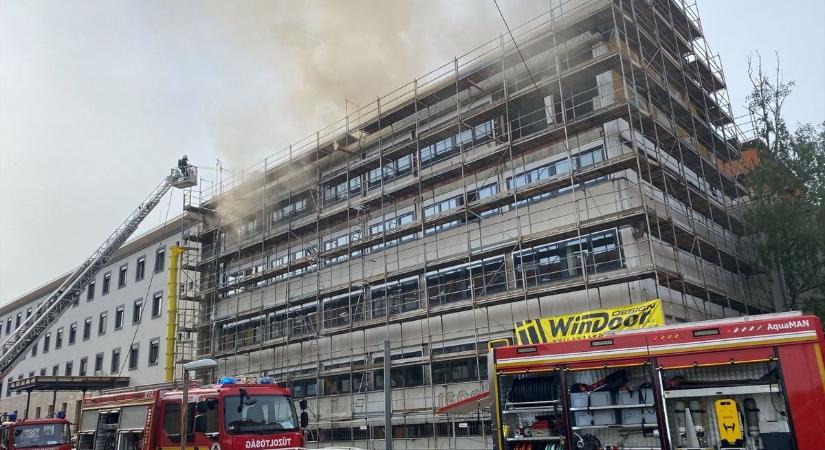 Tűz van Zalaegerszegen, kigyulladt az SZMK épülete! (galéria, videó)