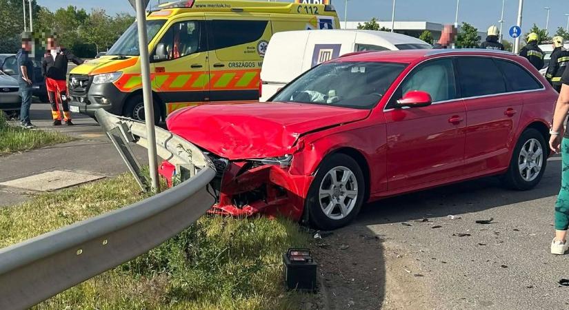 Baleset történt a forgalmas hajdú-bihari útszakaszon, a szalagkorlátnak is nekiütköztek – fotókkal