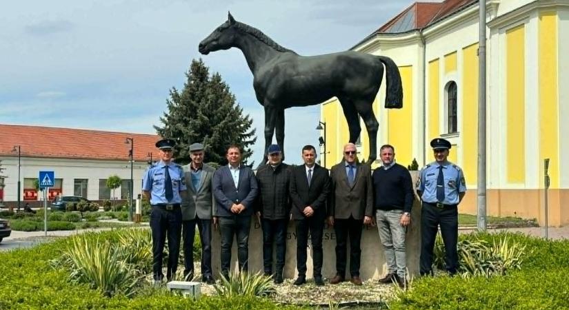 Hiába telt el 153 év, a város nem feledi: születésnapos Kisbér, a legendás versenyló