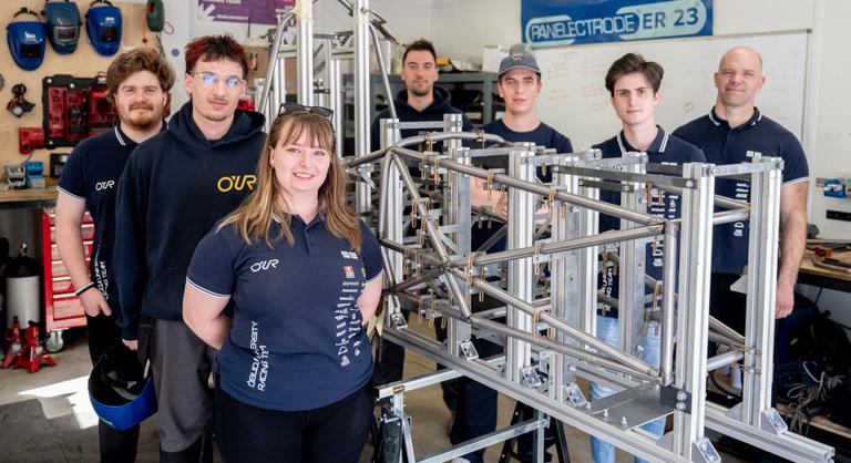 Már a diploma előtt elviszik őket, ebbe a budapesti műhelybe járnak a cégek vadászni