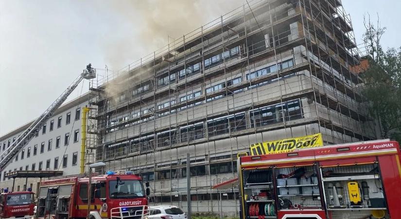 Brutális tűz Zalaegerszeg belvárosában, kigyulladt az egykori szakszervezeti székház– videó