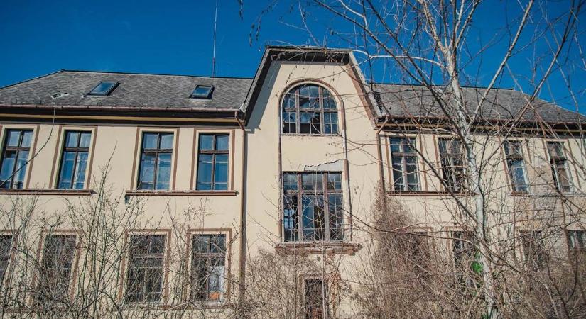 Egykor szebb napokat látott, most romokban áll a brikettgyár (galéria)