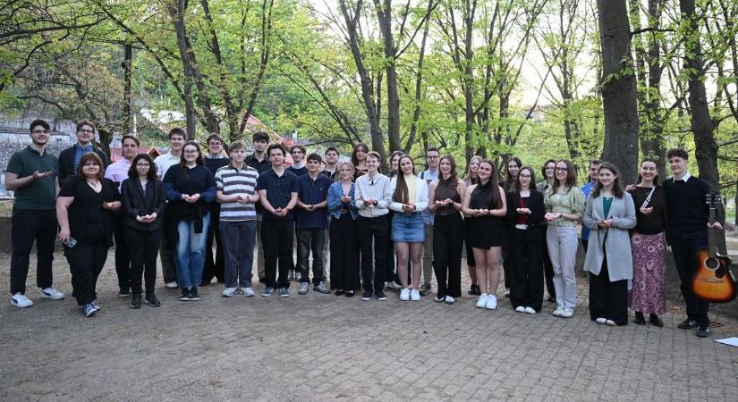 Nyolc év emlékei – Megható búcsú a Gárdonyi Géza Gimnázium 12/C osztályától