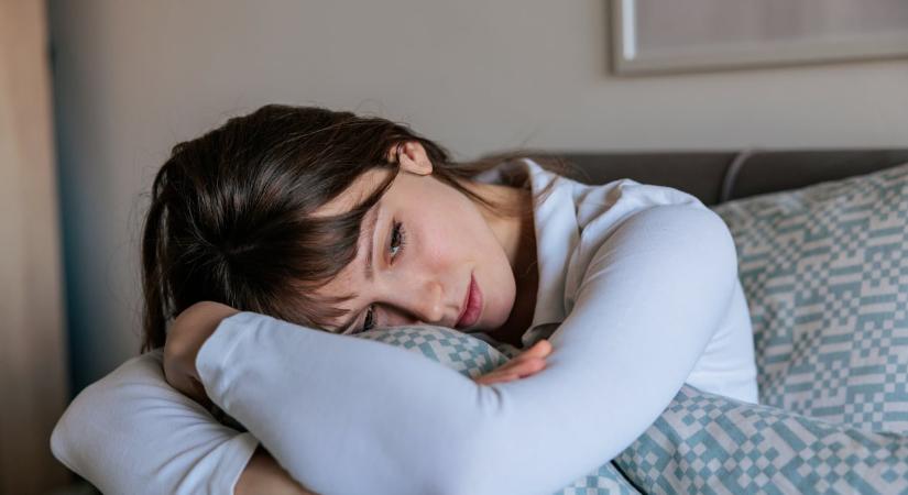 Miért érezzük annyira személyesnek a hírességek halálát?