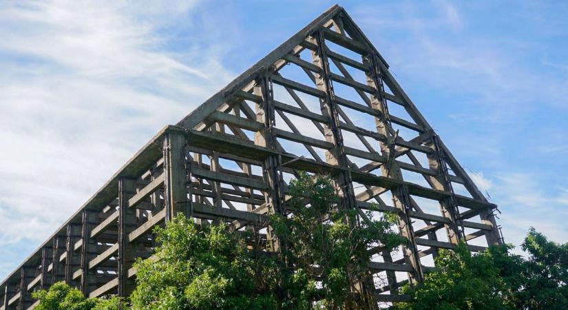 Rejtélyes váz az út mentén – megnéztük Szolnok legkülönösebb „tájsebét”