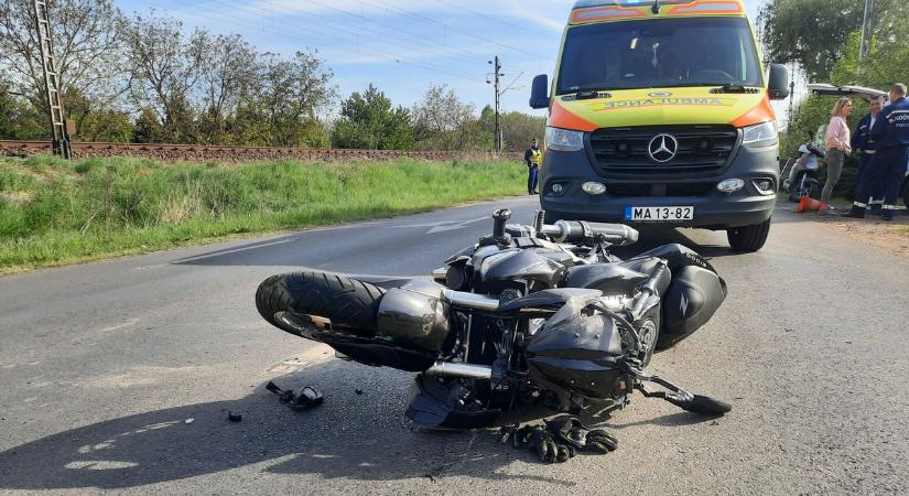 Súlyos baleset a Kemecsei úton: felborult és utánfutónak csapódott a motoros