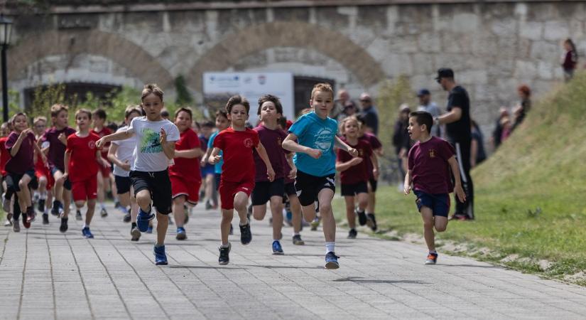 Közel 500 fiatal állt rajthoz a futóversenyen, ilyen volt a komáromi Erőd Kupa 2026-ban fotók, videó