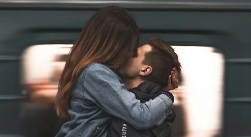 Nem mindegy, hogyan csókol: komoly üzenete lehet