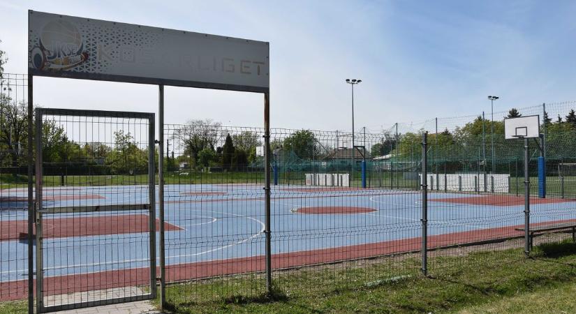 Tűrhetetlen állapotok uralkodtak, ezért került lakat a népszerű szabadtéri kosárpályára