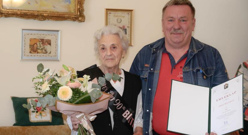 "Amikor tehetem, mindig jót teszek másnak" – kilencvenedik születésnapján köszöntötték Irénke nénit – képekkel, videóval