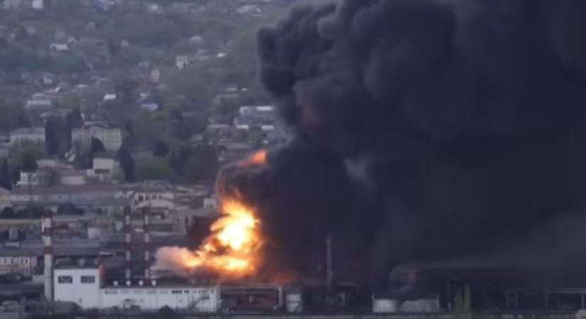 Ez nem AI: brutális videón, ahogy lángoló kőolaj hömpölyög végig az utcákon Oroszországban