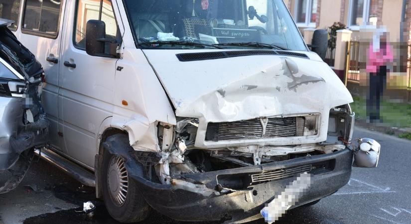 Rejtélyes ütközés: álló autónak csapódott egy kisbusz Vitkában (fotókkal)