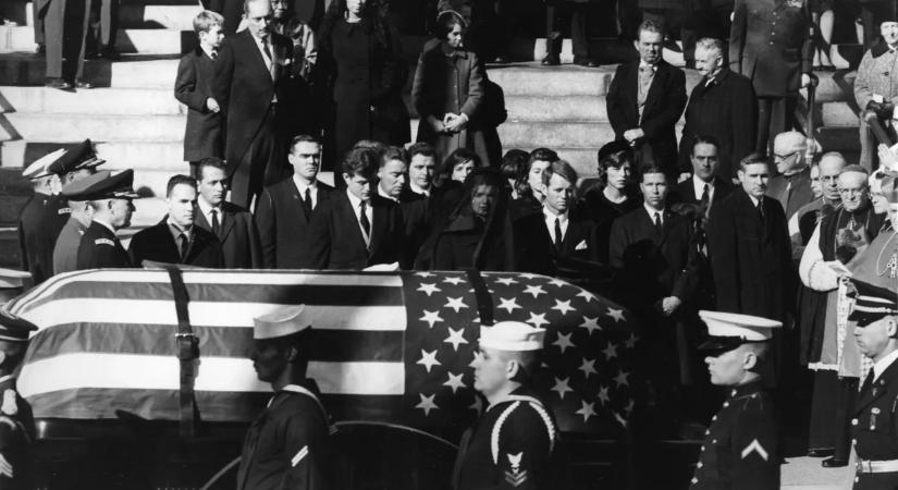 Időutazó? Titkos szekta? – A Kennedy-gyilkosság legőrültebb elméletei