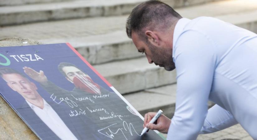 Elárverezi a karlendítős plakátját Magyar Péter sajtófőnöke