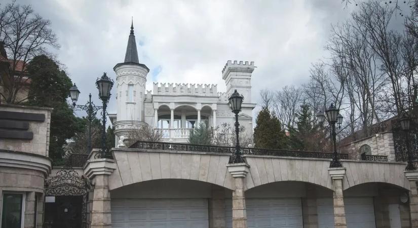 Bástyák, torony, szivarszoba: 1, 2 milliárdért árulják Tasnádi Péter egykori luxuspalotáját