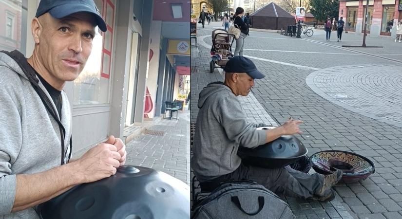A különleges hangszer, amely elvarázsolja Nyíregyháza belvárosának járókelőit