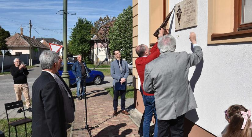 Új emléktáblával gazdagodott Jászfényszaru, az állatok helyi gyógyítói előtt tisztelegtek – galériával