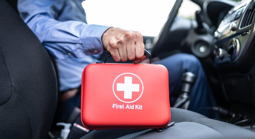 Kötelező új „gyógyszertár” az autókban? Új szabály jöhet a járművekbe